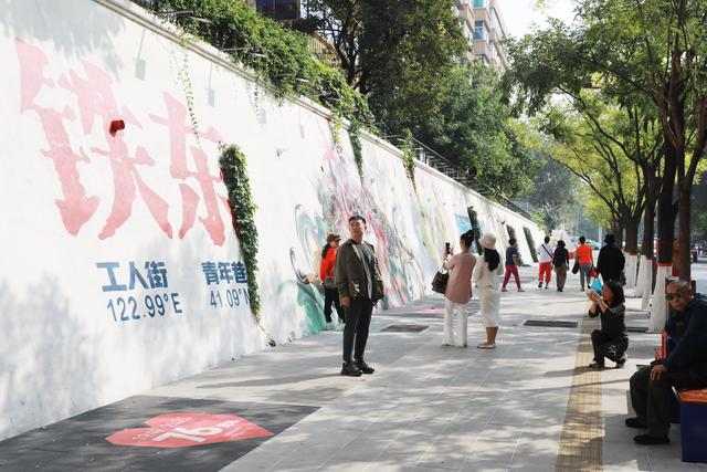 鞍山街头 国旗映红了喜悦的脸庞