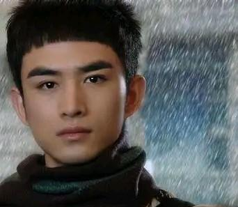 06年参加加油好男儿的张晓晨帅气自信迷人如今变成成熟稳重男人。