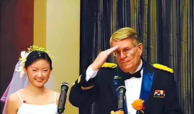 凤凰卫视记者隗静：嫁大30岁美军少将，不满丈夫聊国防话题避开她