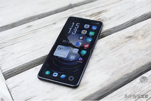 国产围剿苹果，AI先落地占先机，高端格局被全面改写定局生变了