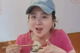 小李琳一家回武汉，经超喂老婆吃凉面好恩爱，大女儿比妈妈高半头图片