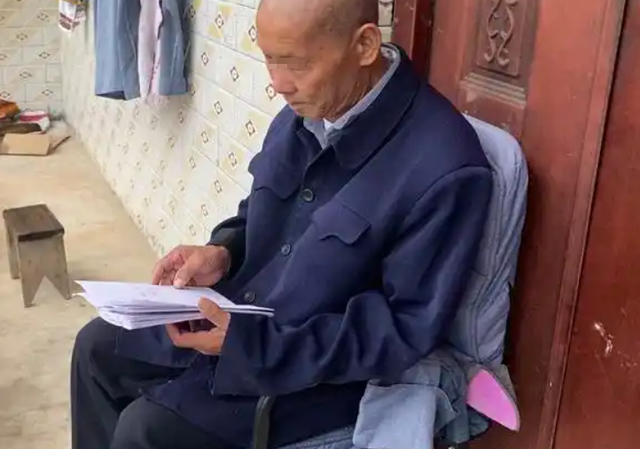 上海夫妻AA制36年，女人临终前将钱全给儿子，儿子取完钱后愣住了