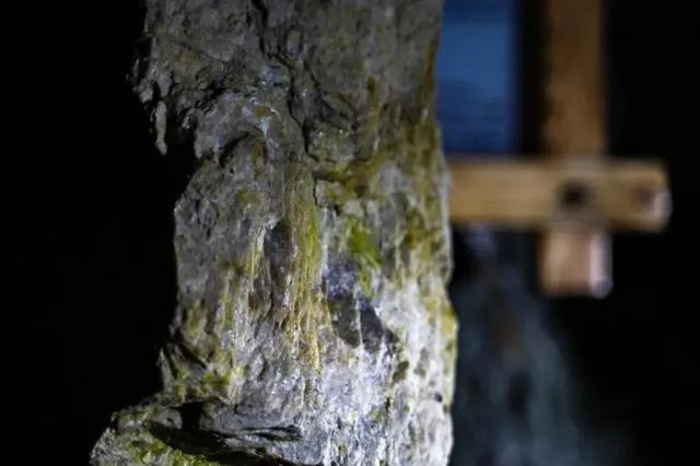 【多彩富蕴 红色印记】在阿依果孜矿洞的岩壁上,触摸到了共和国的筋骨