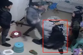 没天理！哥哥偷窥妹妹隐私，妹妹暴怒埋怨，父亲听后暴打猛踹妹妹图片
