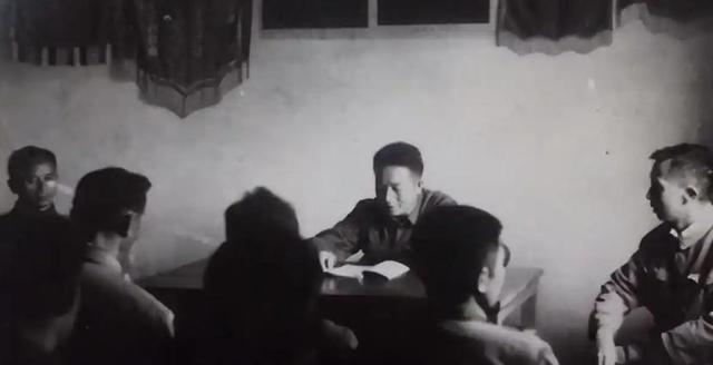 1946年，地下党开会时突然听到小贩大喊卖糖，会议负责人：快撤退