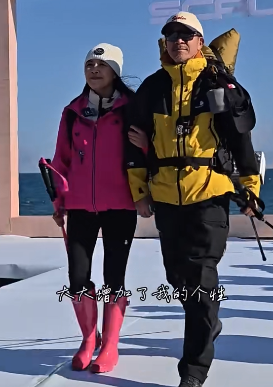 俞敏洪新疆旅行，大早上喝“上马酒”，还跟美女老板一起走秀