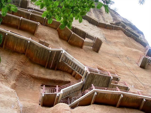 甘肃旅游：两访四大石窟之一的麦积山（图）