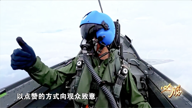 15米内倒飞锁双机！歼-16这波操作贴脸杀，把F-22整不会了？