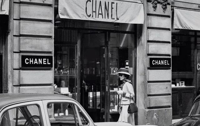 11岁丧母一生未嫁，从酒馆卖唱到百亿帝国，她才是女性逆袭教科书