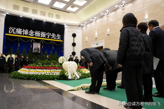 杨光宇赴八宝山送别父亲杨振宁！父亲走了，他仍会把翁帆当亲人