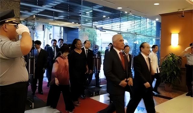 反华总统国家面临亡国，妄想向中国请求援助，最终结果是什么？