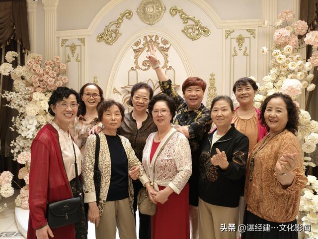汉口前进一路民主二街六十年前的儿时伙伴叙旧，沧海桑田鬓发催