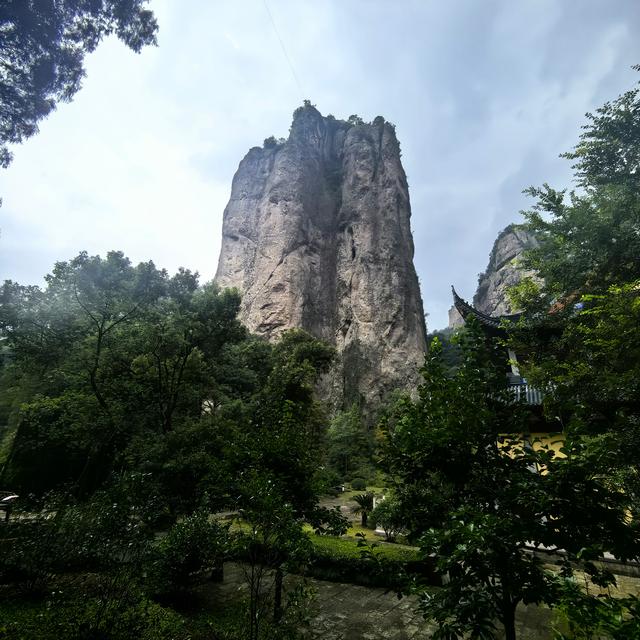 雁荡山太大了，由八个景区组合而成，两山一水为“雁荡三绝”