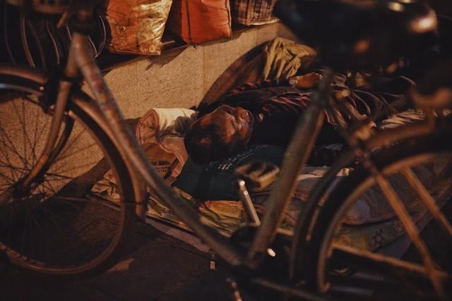 我在大学当保安，有个女学生总翻墙晚归，每次都被我抓到