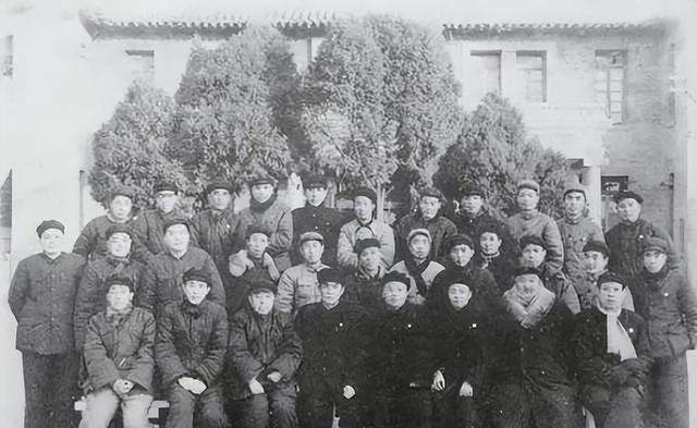 他是河南第一任省委书记，47岁因病去世	，其秘书后成为国务院总理