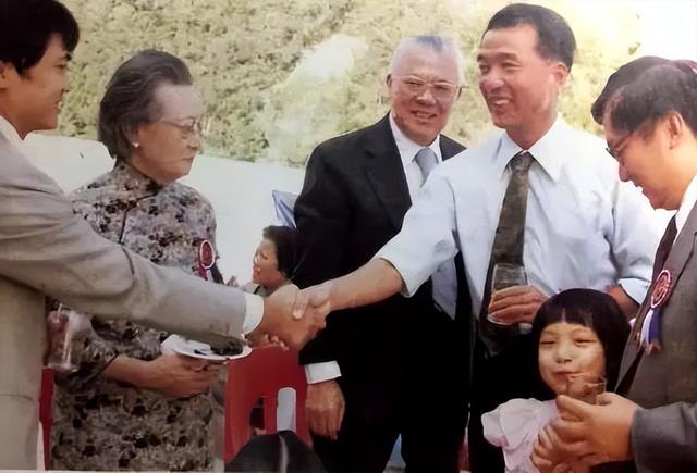 香港富豪：向美国捐1亿，又给大陆砸670亿，竟被李嘉诚“威胁”