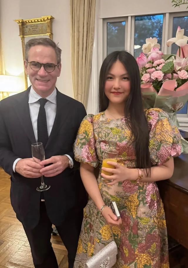 李湘母女到大使馆参加晚宴，15岁王诗龄身材好胖，拿着橙汁去敬酒