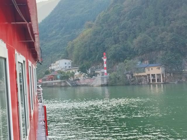 鄂渝行第四天（上）：小红船换小白船，从巫山到巴东