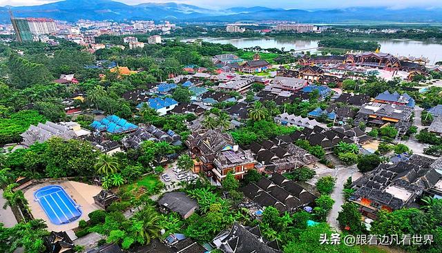 《西双版纳 澜沧行》西双版纳傣族园 傣寨与佛塔相映的热带画卷