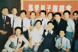 1990年，马季弟子谢师会举行，姜昆、赵炎、刘伟、冯巩等自报家门图片