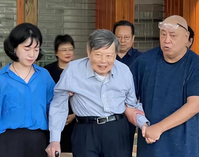 杨振宁身覆国旗，翁帆是家属代表站第一位，重量级好友也到场悼念