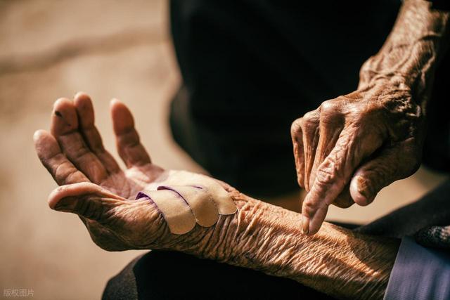 儿子暴打93岁母亲，家暴面前没有“家丑不可外扬	”