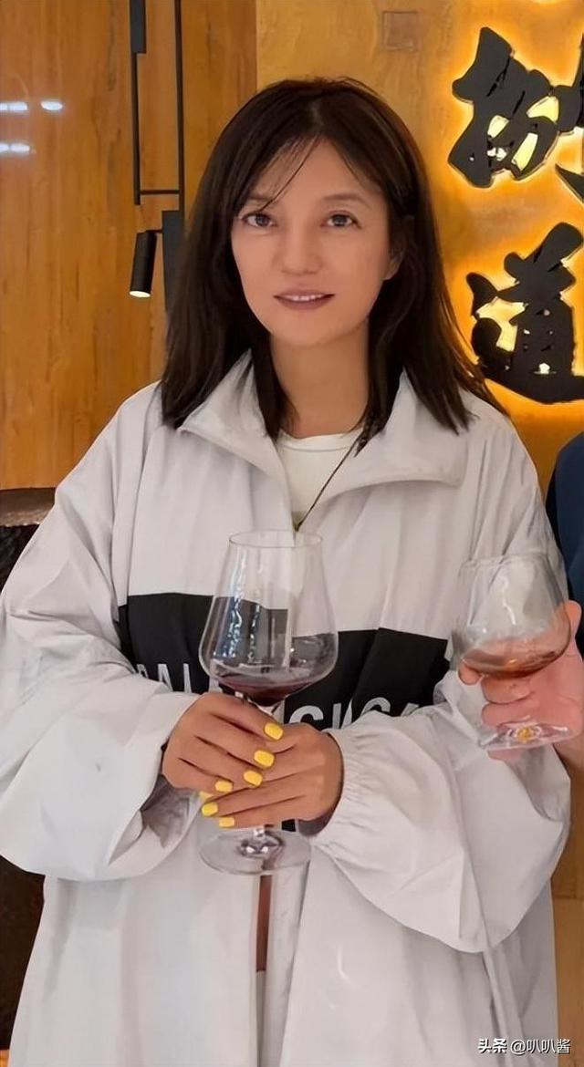 面相又变了！49岁赵薇广东吃饭，又老又瘦没架子，却再无回头路走