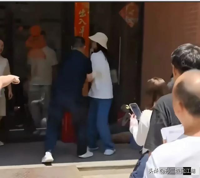 闹大了！采访遭殴打，设备被砸烂，人民日报点名，当事人发声