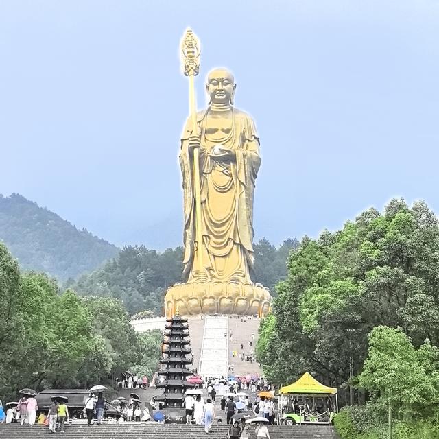 九华山是佛教名山地藏菩萨道场，景区很大，有自然景观与众多佛殿