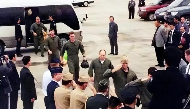 南海撞机王伟跳伞成功，为什么10万人都找不到他？20多年后才明白