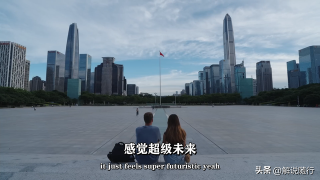 英国夫妇深圳游全程科幻，陷入沉思：岁月静好的未来世界