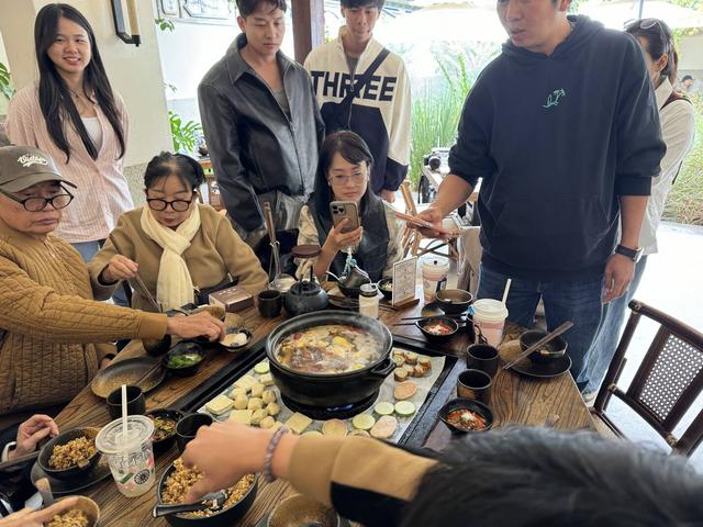 【外眼看云南】柬埔寨顶流姜思倪携家人圆梦云南：喜洲麦田小火车童趣飞扬