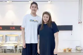 260斤刘禹彤2米28张子宇站一起：大宝贝瞬间小鸟依人 这真绝了图片