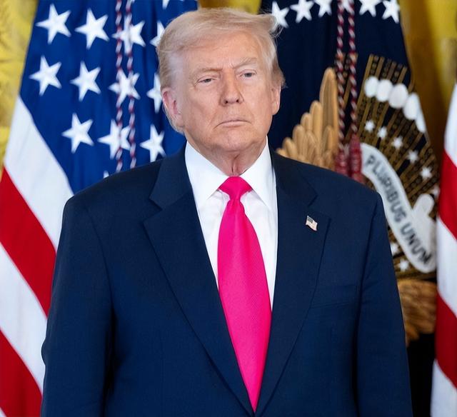 僵持数周两艘中国油轮返航	，特朗普楞在原地，5000万桶油卖不出去