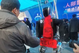 ​“汉产机器人”首次集中同台炫技，300余家人形机器人产业链企业齐聚武汉图片