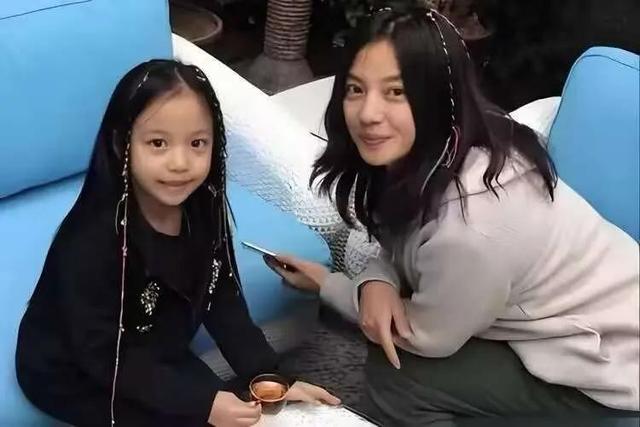 贼心不死！劣迹艺人赵薇走投无路，15岁女儿成她的最后一根稻草