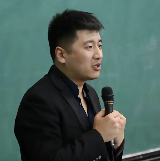 张雪峰“塌房”记：从教育界顶流到账号被封，他究竟踩了哪些雷？