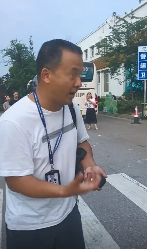 后续！129人云南游被甩服务区，知情人曝真相，难怪司机如此嚣张