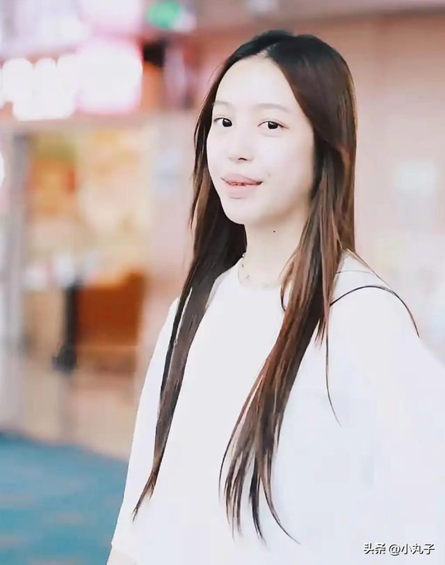 赵薇15岁女儿，嘴巴凸起又大，和爸爸一个模样，整体颜值不如妈