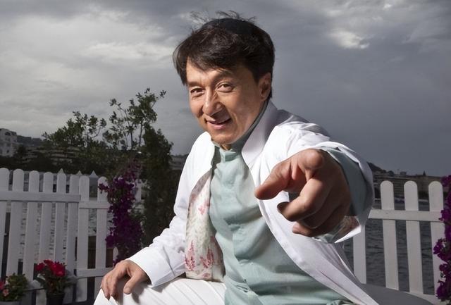 官媒对成龙的称呼变了，三字之差释放强烈信号	，王晶的话有人信了