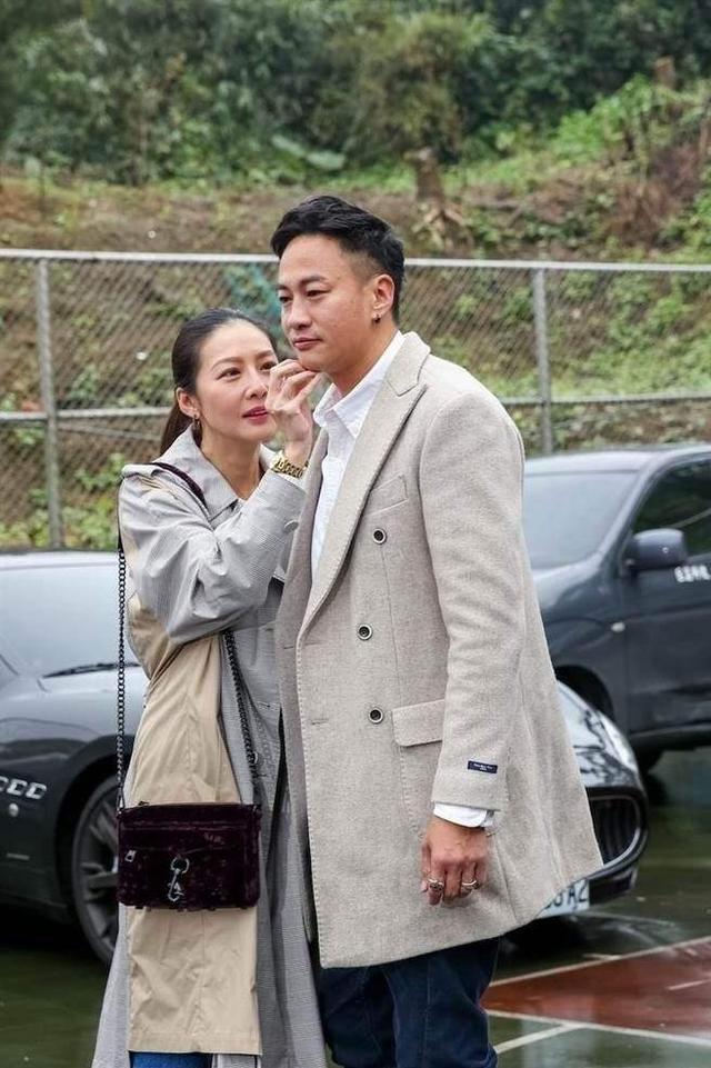 何润东妻子亮相，穿风衣配阔腿裤，公婆穿得朴素，她却美得惊艳