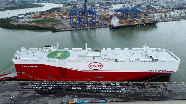 新能源车占半壁江山！市场刺刀见红，充电桩追车，两千亿投资进场