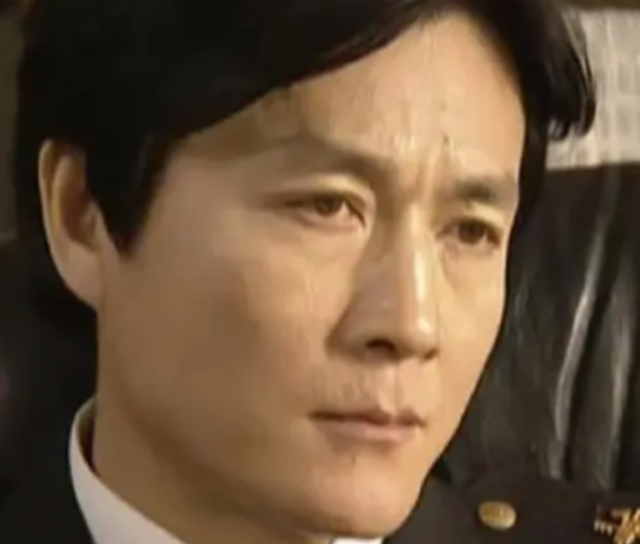 原来他早已去世，15岁演戏44岁走红，47岁患癌离世，哥哥是尔康爹