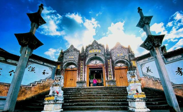 大量西班牙游客涌入云南保山 打着旅游幌子不去旅游不吃美食 为