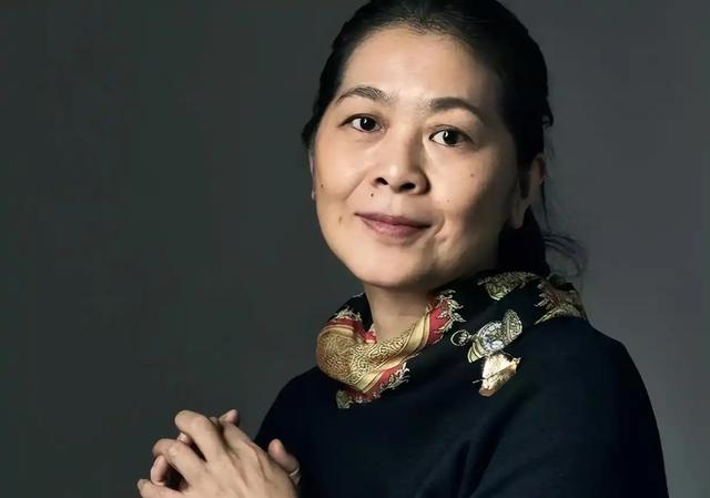 六岁遭遗弃，三十八丧夫	，四十五获大奖：她的逆转人生疗愈万人