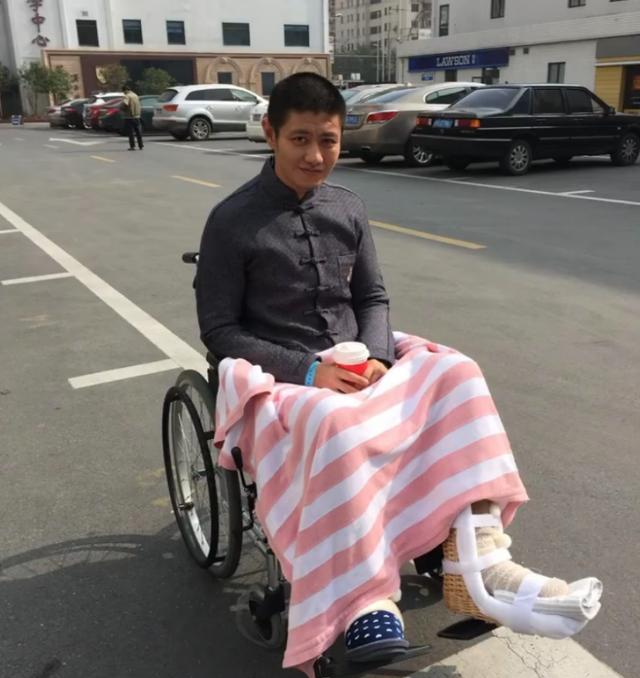 10年前，演员赵荀拍戏从10米高空坠落，如今摇身一变成了花美男