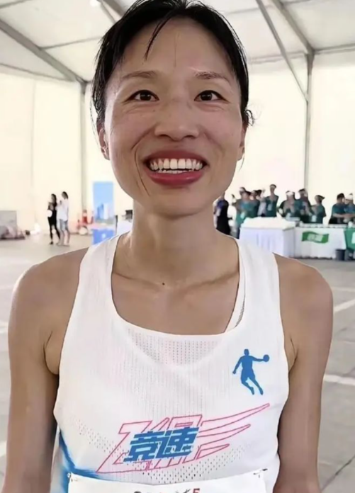 原来我们被骗了！官媒揭最快女护士真实一面，内容披露，家属回应