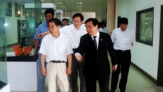 报应来了！捐给美国7千万，满嘴“中国穷关我啥事”，如今破产了