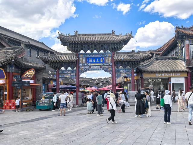 阿拉坦汗的塑像为啥立在呼市中心？闹市中逛无量寺吃风味手把羊肉