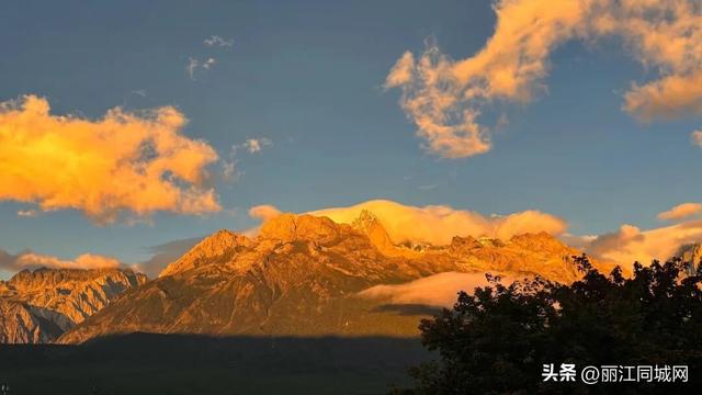 玉龙雪山“日照金山”C位出圈！成为国庆中秋双节热议话题